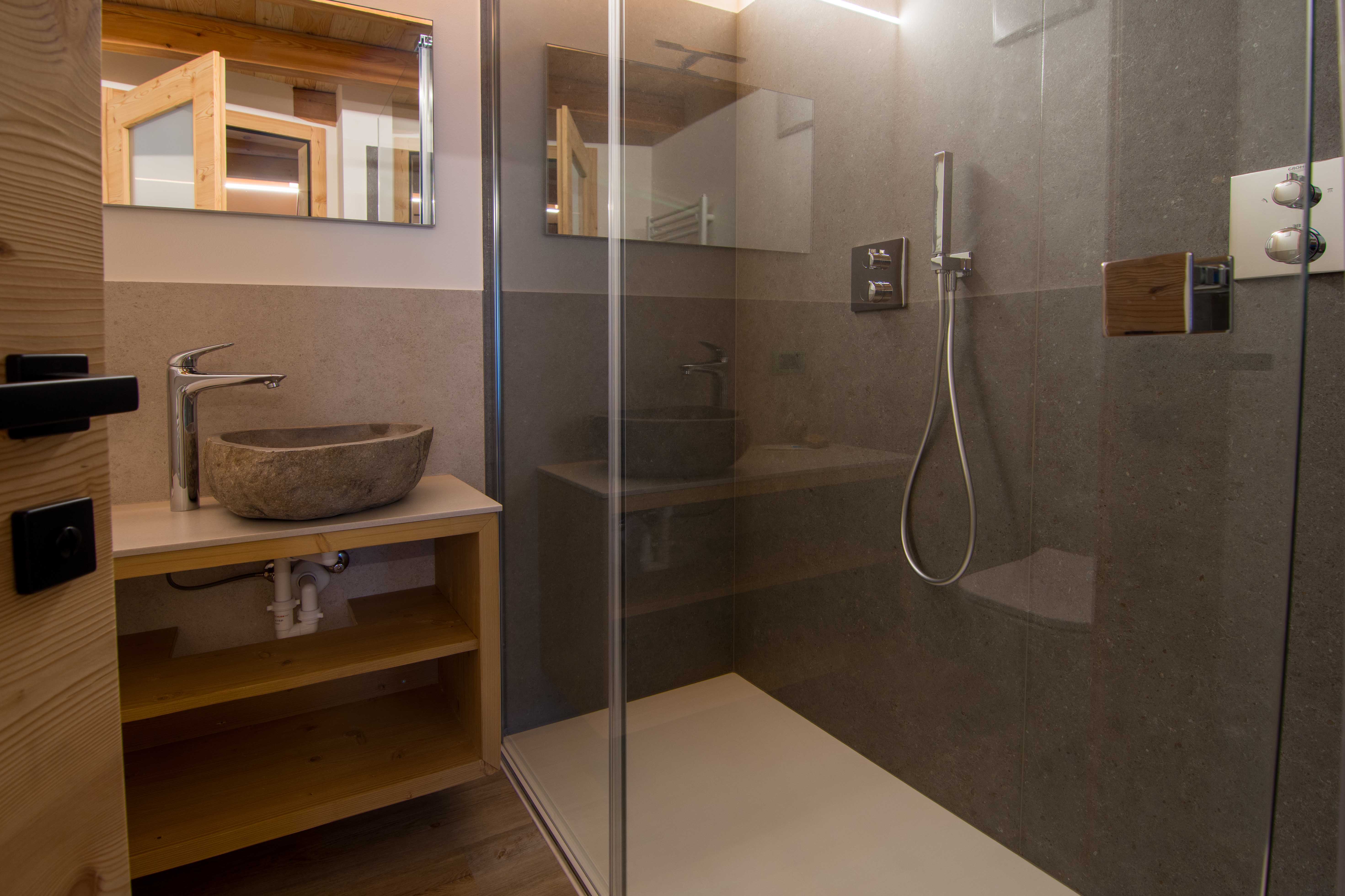 Camera Prieda. Lussoso bagno con spazioso box doccia.